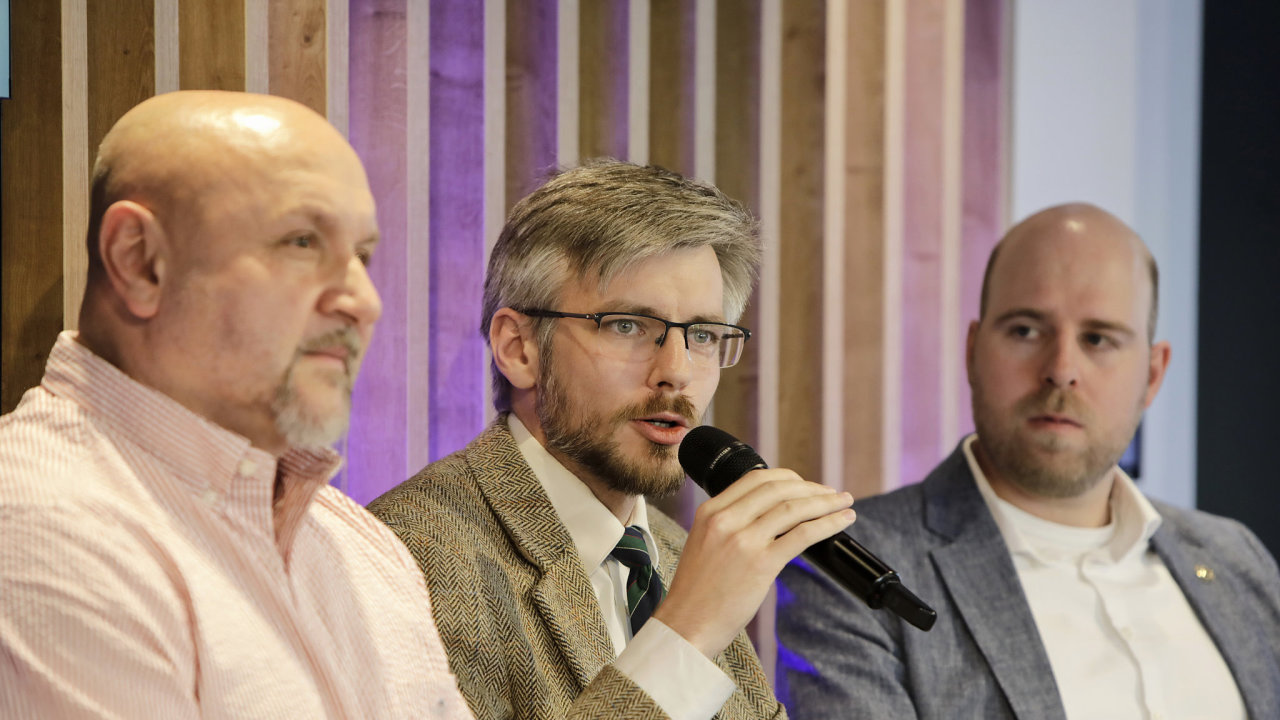 O prom�n� podoby vojensk�ch konflikt� diskutovali (zleva): v�robn� �editel spole�nosti U&C UAS Pavel Bulant, bezpe�nostn� analytik Vojt�ch Bahensk� a Tom� Krej��, n�m�stek �editele N�KIB.