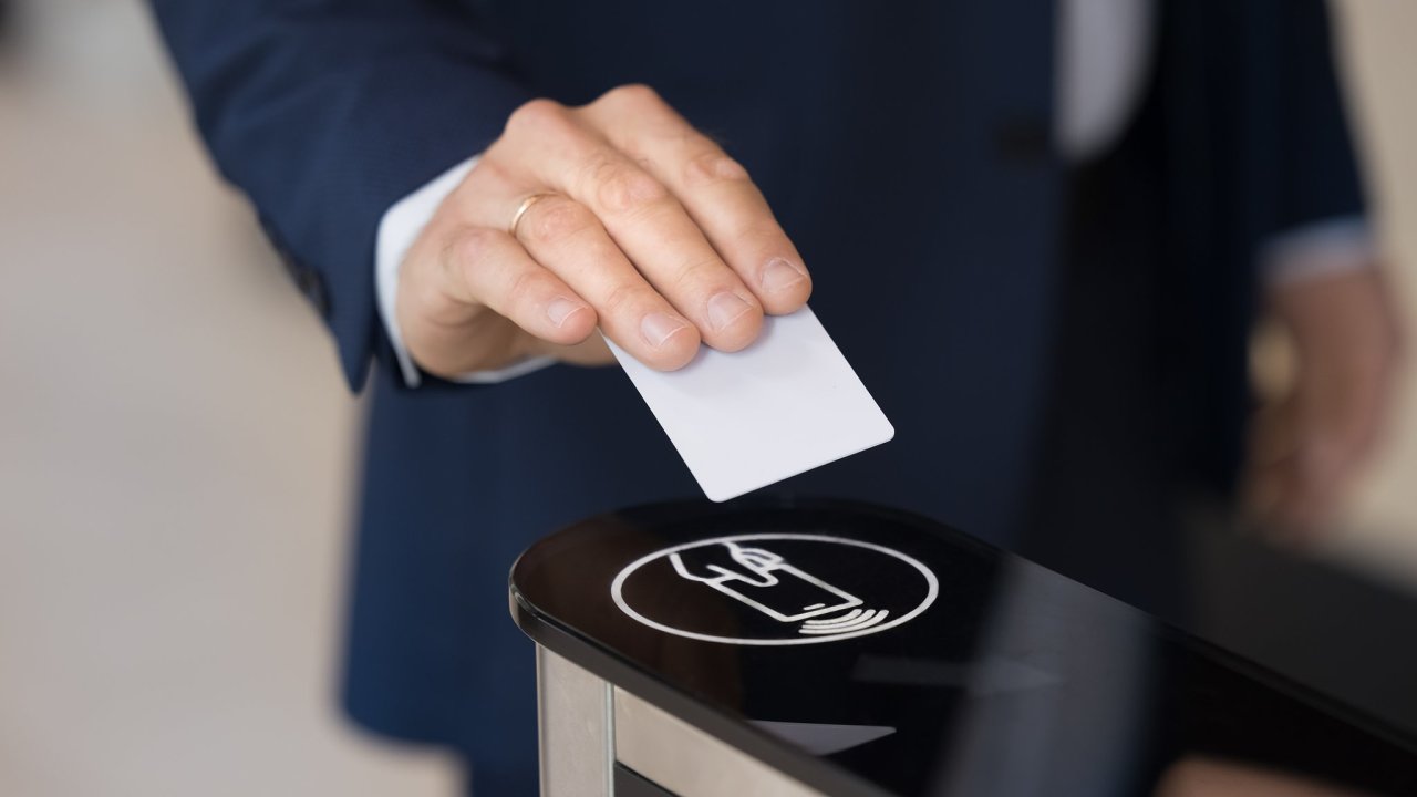 Firma dod�v� fyzick� termin�ly, kter� jsou bu� na kartu, nebo rozezn�vaj� biometrii.