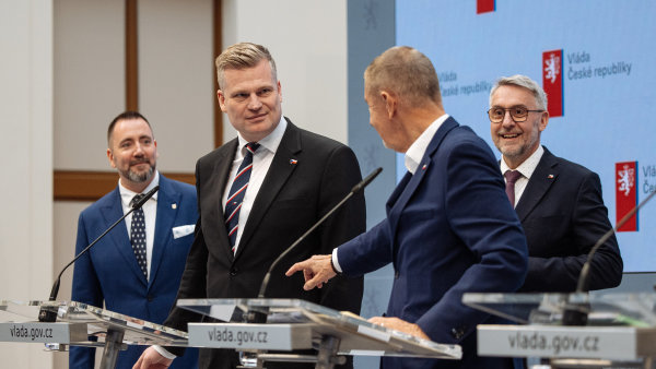 Odborníci ven, stranické kádry vpřed. Babišova vláda rozbíjí