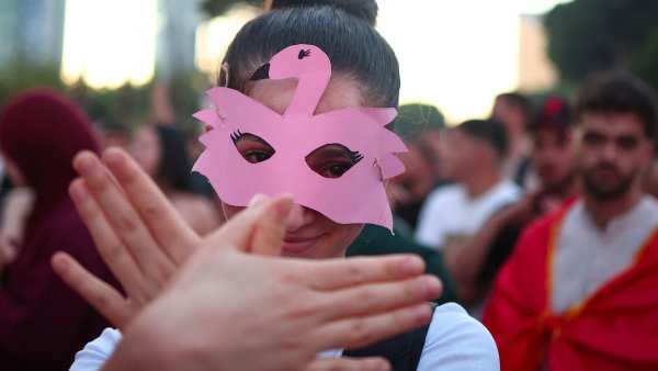 Demonstrace, kter� za�aly jako ekologick� �i antikorup�n�, postupn� nabyly...