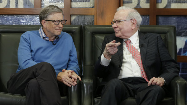 Parťáci po desetiletí. Warren Buffett se za pětatřicet let s Billem Gatesem...