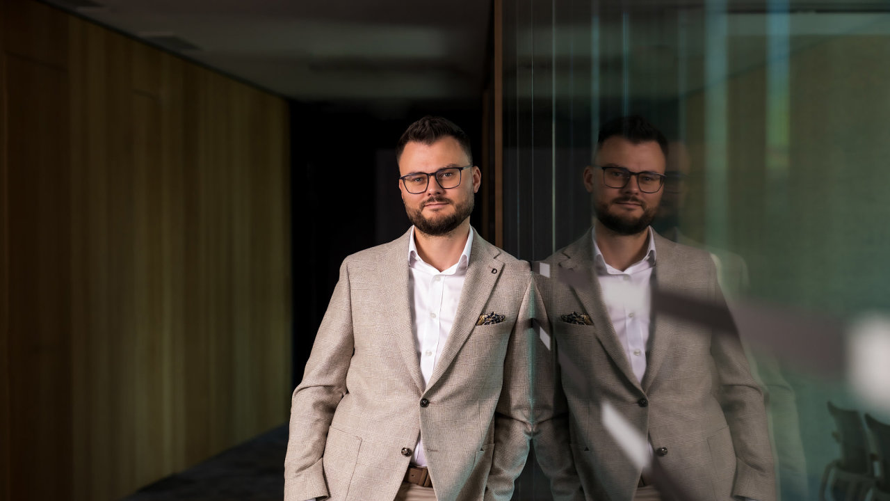 Tom� Bro�ek, Counsel, Clifford Chance