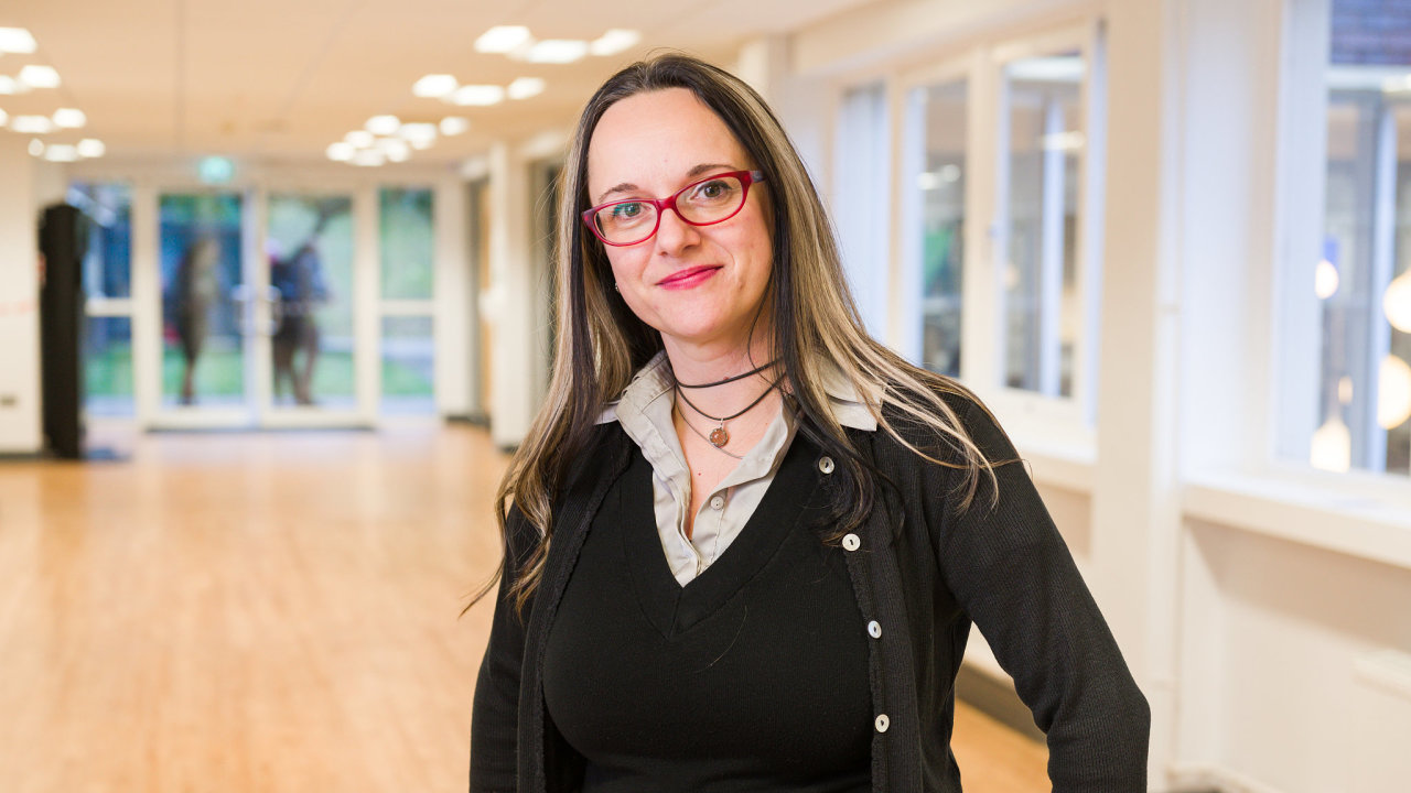 Nadja Heym, britsk� psycholo�ka a akademi�ka, kter� p�sob� jako docentka...
