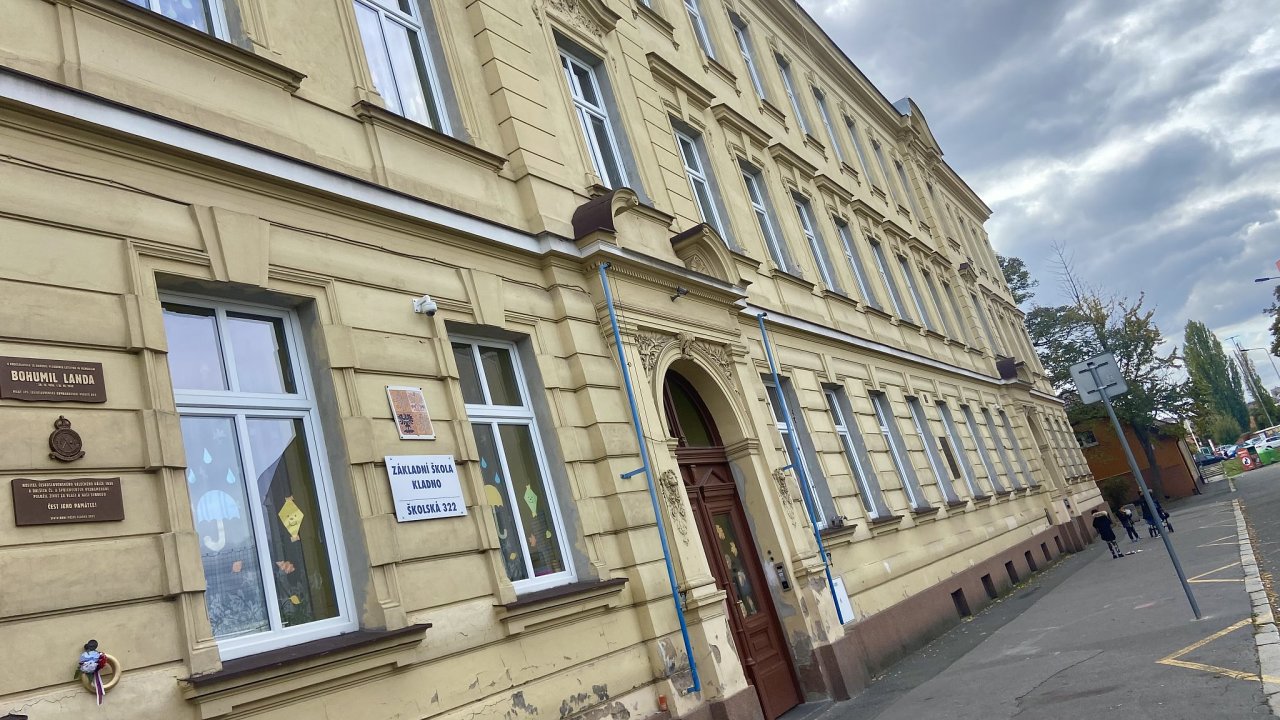 Z�kladn� �kola v kladensk� �tvrti Kro�ehlavy. Tady jsou p�i volb�ch hlasovac�...