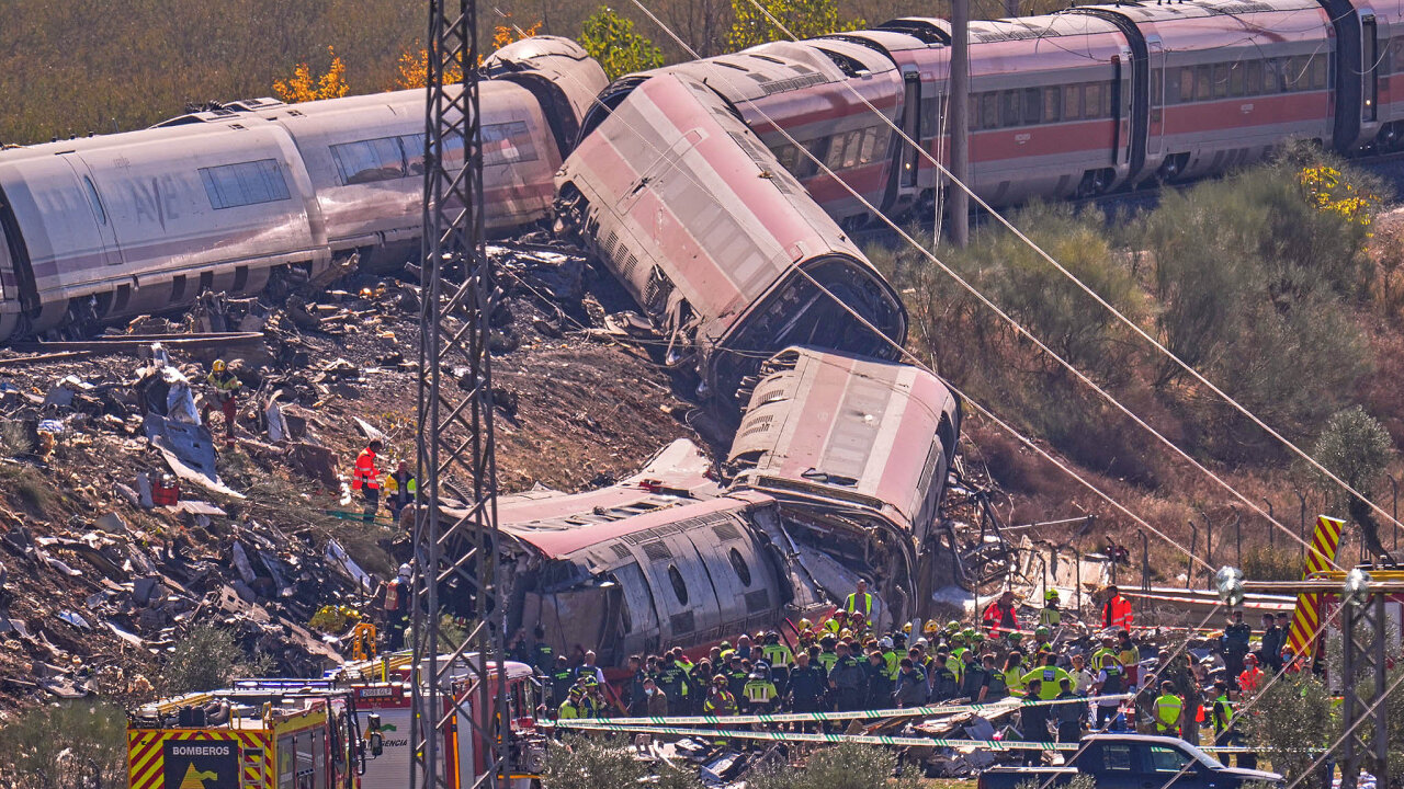 Vlak st�tn�ho dopravce Renfe, kter� m��il z Madridu do Sevilly, se pobl�...