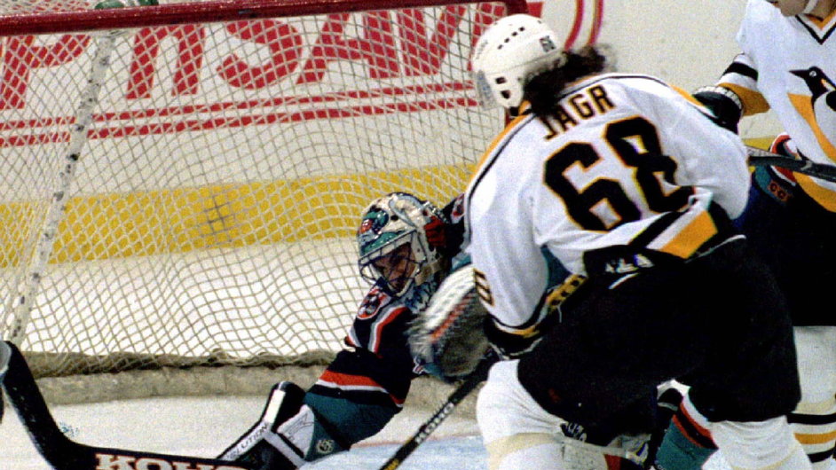 Jaromr Jgr v dresu Pittsburgh Penguins stl gl do brny Erica Fichauda z tmu New York Island, 1997.