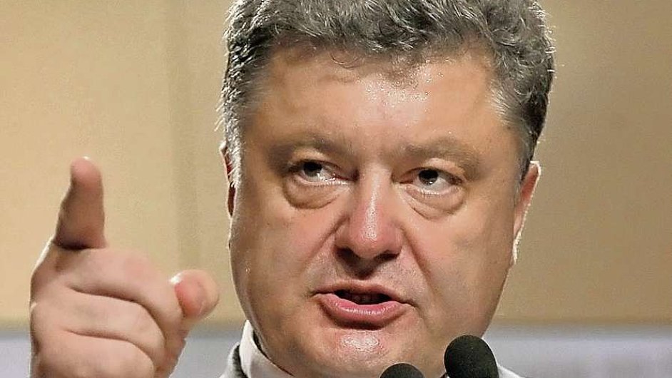Miliard Petro Poroenko (zcela nahoe) se stal jasnm vtzem prezidentskch voleb na Ukrajin.