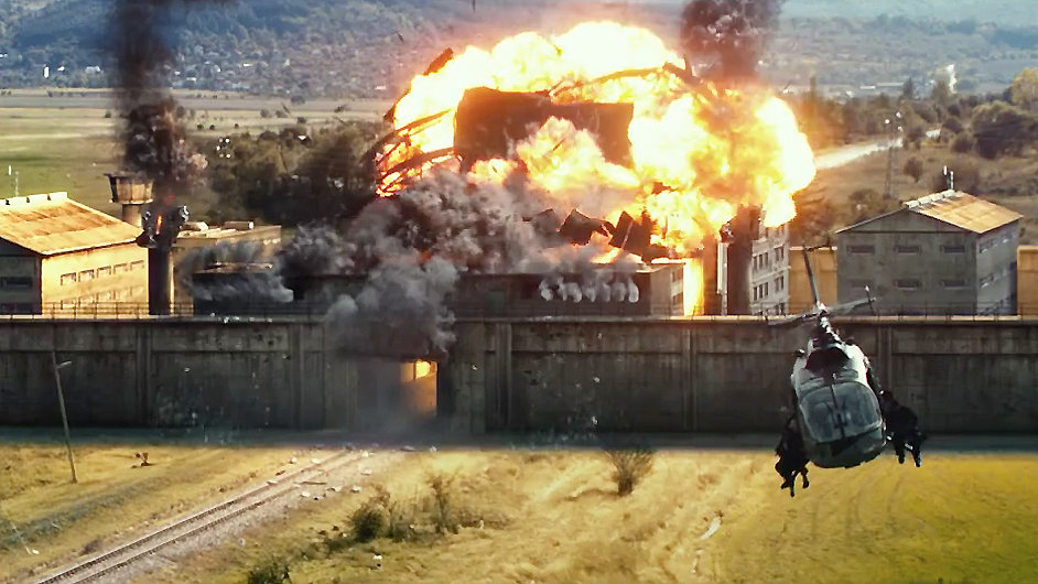 V novm traileru z Expendables 3 se utk z vlaku helikoptrou.