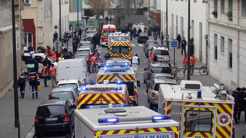 Francie truchl. Pi toku na redakci Charlie Hebdo v Pai pilo o ivot nejmn 12 lid. Z toho dva byli policist. tonky jet hled policie.