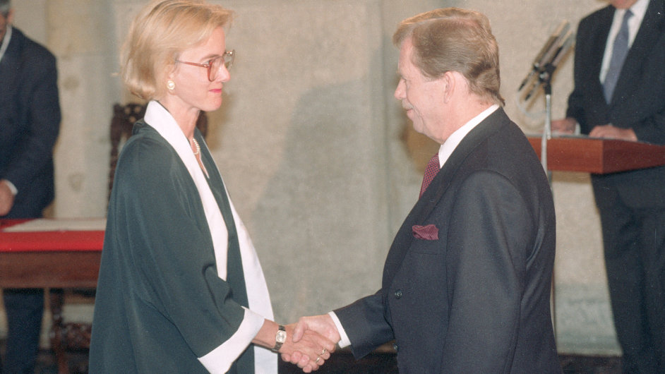Iva Broov bhem ceremonilu v roce 1993, na kterm ji prezident R Vclav Havel jmenuje stavn soudkyn.
