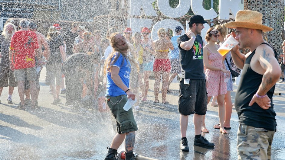 Nvtvnci festivalu Rock for People v Plzni osvovali vodou z hasisk hadice.