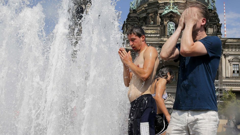 Lid se osvuj u fontny ped Berlnskou katedrlou.