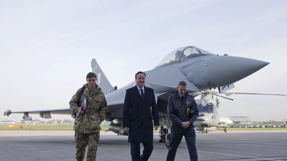 Britsk premir Cameron (uprosted) chce rozit zem, na kterm by mohly operovat sthaky zasahujc proti IS - Ilustran foto.