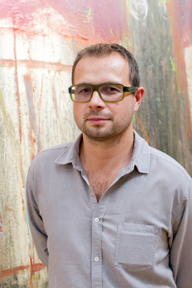 Jakub Špaňhel rád používá černou barvu. Snad proto, že ho v dětství v Karviné fascinovaly všudypřítomné haldy uhlí. Jakub Špaňhel rád používá černou barvu. Snad proto, že ho v dětství v Karviné fascinovaly všudypřítomné haldy uhlí.