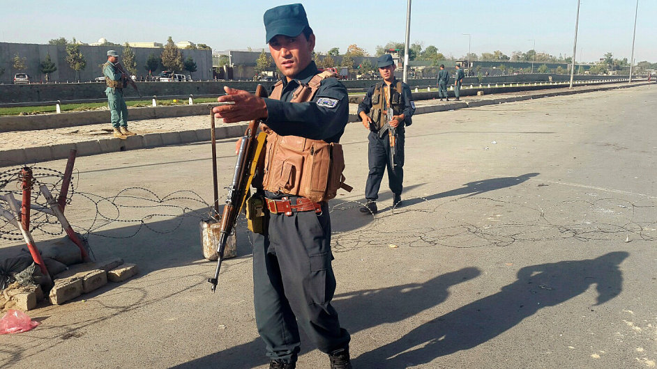Afghnsk policista hld v Kbulu msto vbuchu.
