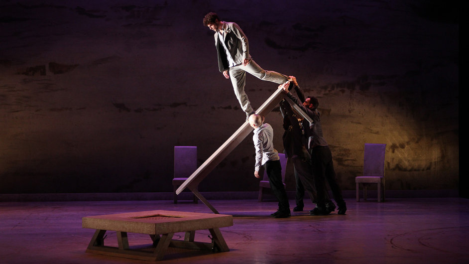Snmek z inscenace The Roots choreografa Kadera Attoua.