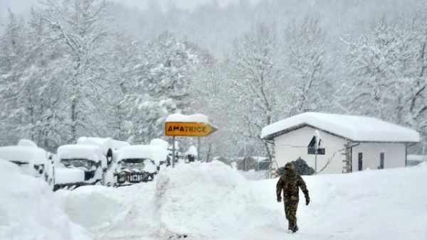 Pomoc v oblasti komplikuje sn&iacute;h. Z&aacute;chran&aacute;�i se k hotelu dost&aacute;vali celou noc, proto�e silnice nebyly pr�jezdn&eacute;.