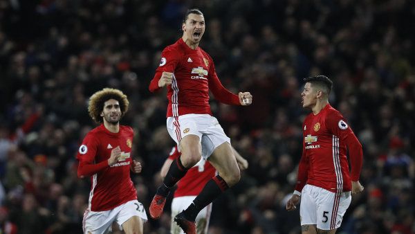Zlatan Ibrahimovi� (uprost�ed) je jednou z velk&yacute;ch hv�zd, kter&eacute; z&iacute;skal Manchester United, nejbohat&scaron;&iacute; fotbalov&yacute; klub sv�ta.