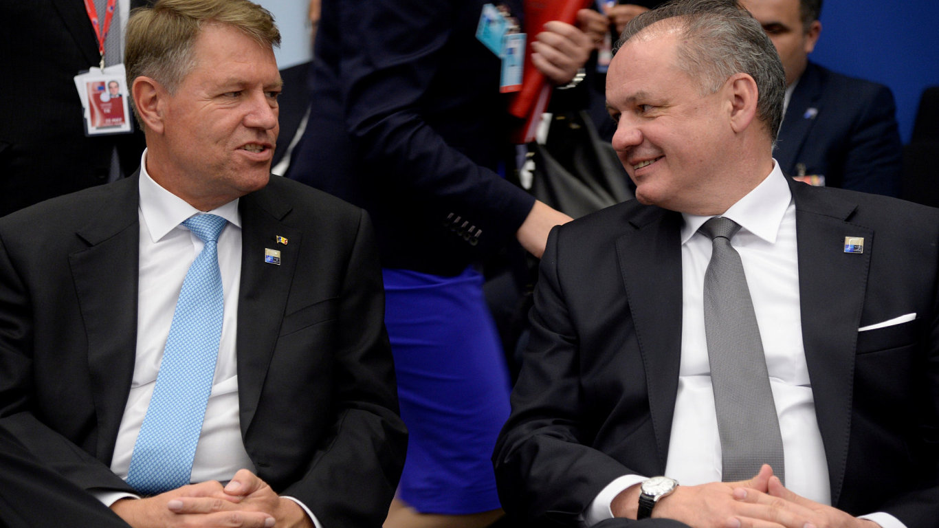 Slovensk prezident Andrej Kiska (vpravo) se svm rumunskm protjkem Klausem Wernerem Iohannisem na summitu NATO v Bruselu.