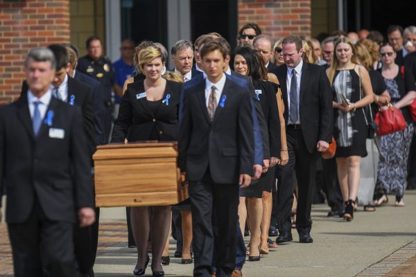 Otto Warmbier americk&yacute; student, kter&yacute; zem�el pot&eacute;, co ho dr�eli ve v�zen&iacute; v KLDR. poh�eb