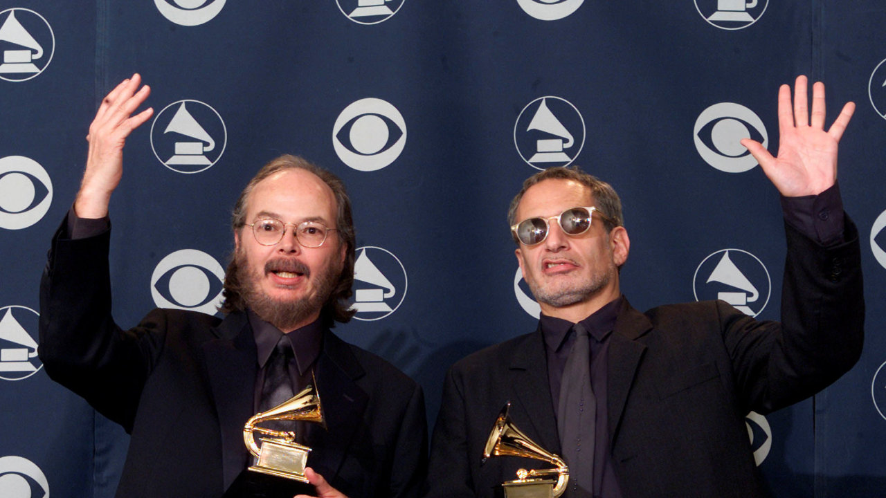 Walter Becker (vlevo) a Donald Fagen alias Steely Dan roku 2001 pebraj cenu Grammy za nejlep album roku.