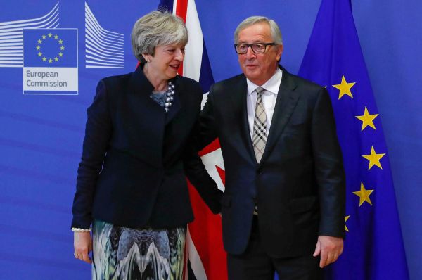 Brexit v praxi: "V&nbsp;n�kolika bodech se st&aacute;le li&scaron;&iacute;me," �&iacute;k&aacute; britsk&aacute; premi&eacute;rka Theresa Mayov&aacute;. "V��&iacute;m, �e se dohodneme tento t&yacute;den," tvrd&iacute; p�edseda EK Jean-Claude Juncker.