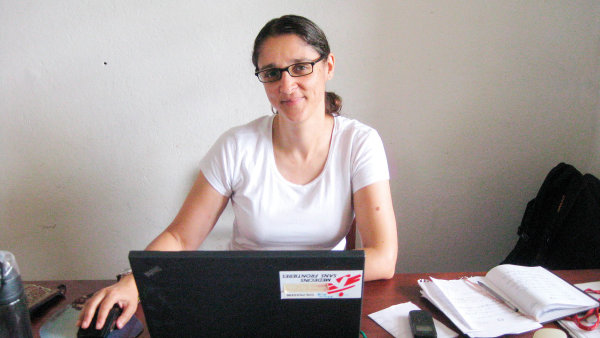 Reena Sattarová při práci v Demokratické republice Kongo