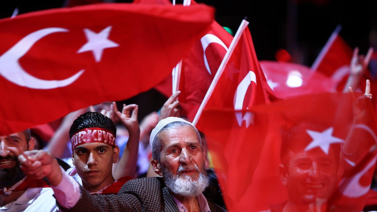 Lid mvaj tureckmi vlajkami na Taksimskm nmst v Istanbulu.