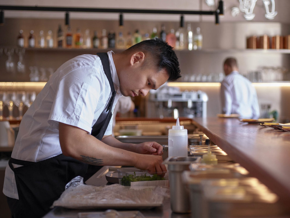 Šéfkuchař Khanh Ta projel celý Vietnam a své zkušenosti zužitkovává nejen v Gao Denu, ale i ve finediningové restauraci Taro s otevřenou kuchyní.