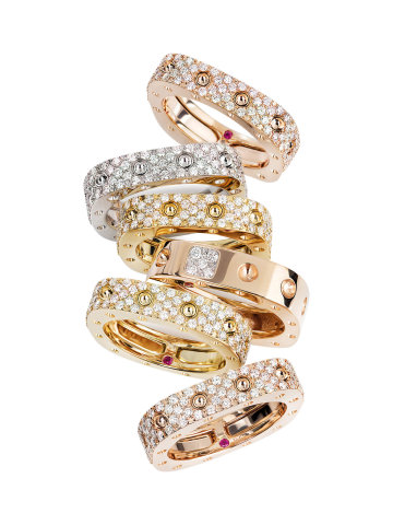 Kolekce Pois Moi vzdává hold hravým 60. létům. Ústředním prvkem jsou elegantní puntíky tvořené diamanty, které zdobí hranaté tvary prstenů z osmnáctikarátového zlata.