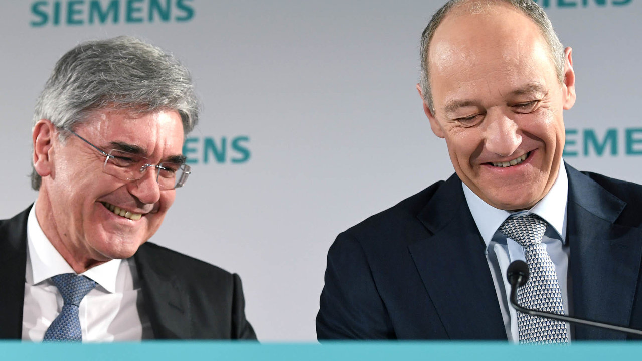 Roland Busch (vpravo) pebr veden koncernu Siemens od Joea Kaesera.