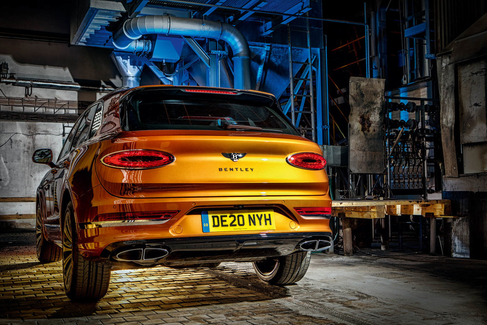 Kůže na palubní desce ve stejném odstínu jako lak Orange Flame dokázala kabinu rozzářit. Znalec tu najde detaily, které mají i méně luxusní modely z rodiny koncernu Volkswagen, do kterého Bentley spadá, ale v praxi to nevadí, zpracování interiéru je špičkové. K autu ladí i hodiny švýcarské značky Breitling.