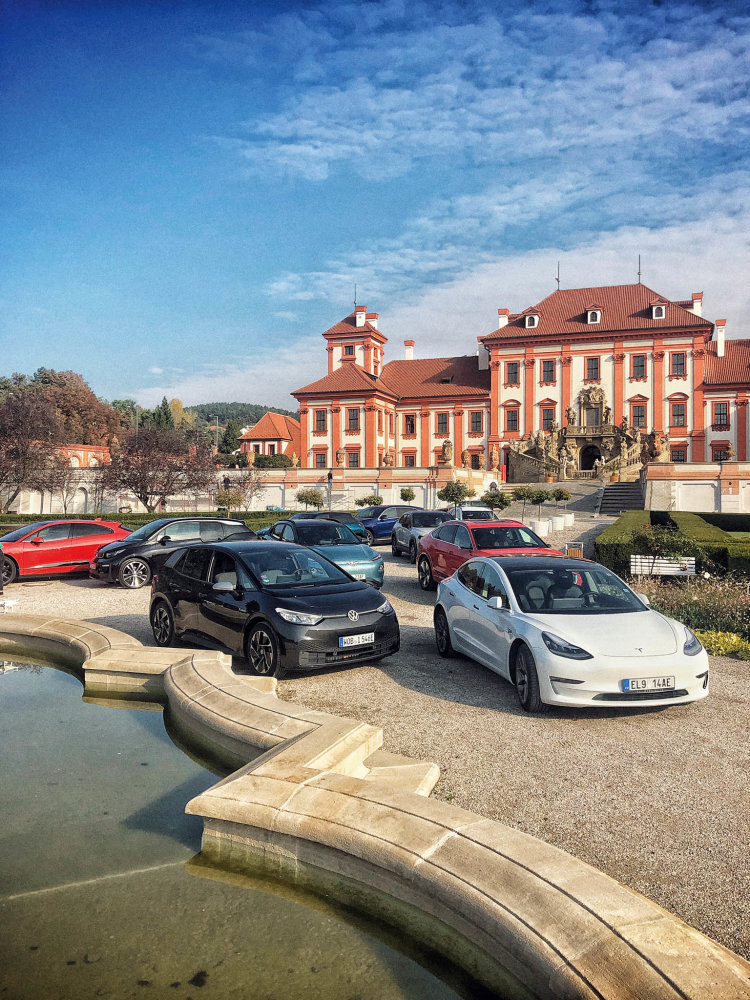 Na nádvoří Trojského zámku se začátkem října sjely nejzajímavější elektromobily, které si teď můžete koupit (nebo objednat).