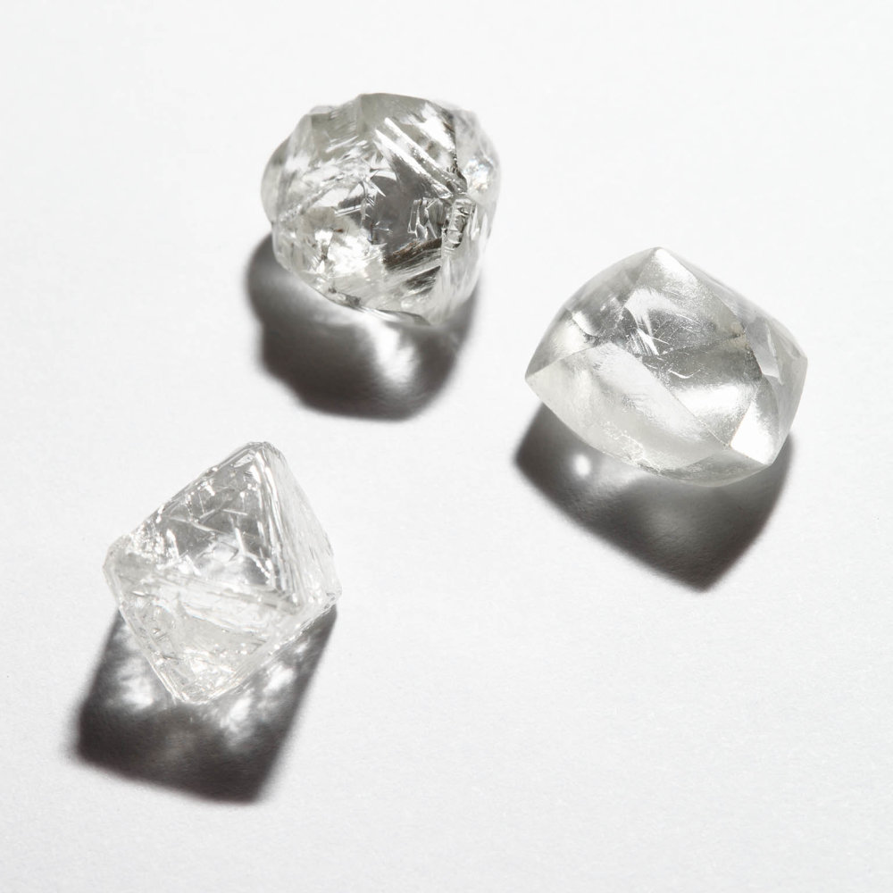 Pouze 0,04 procenta ze všech nalezených surových diamantů na světě splňuje standardy Tiffany. Právě ty poté zamíří do dílny v Antverpách, kde se roztřídí podle velikosti, barvy a čistoty. Až poté jsou posílány dál do manufaktur v Belgii, Botswaně, Vietnamu, Kambodži a na Mauriciu, kde je mistři řemesla brousí a leští.
