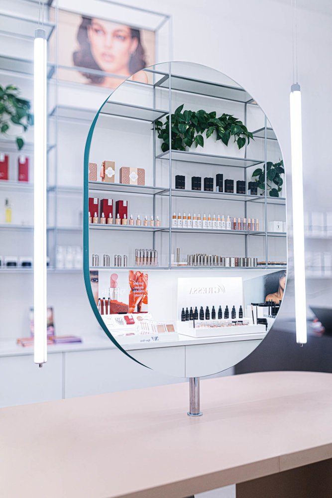 Zakladatelky Líčírny vizážistka Veronika Milá a produkční Klára Nestěrová. Do svých make-up butiků vybírají přírodní dekorativní líčidla například od značek jako Aether, Alima, (M)Anasi 7 nebo Ilia.