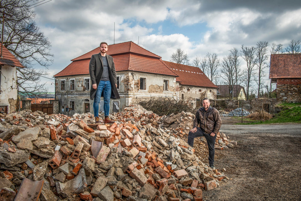 Marcel Gecov a Jaroslav Šusta (vpravo) před zámkem v Kounicích