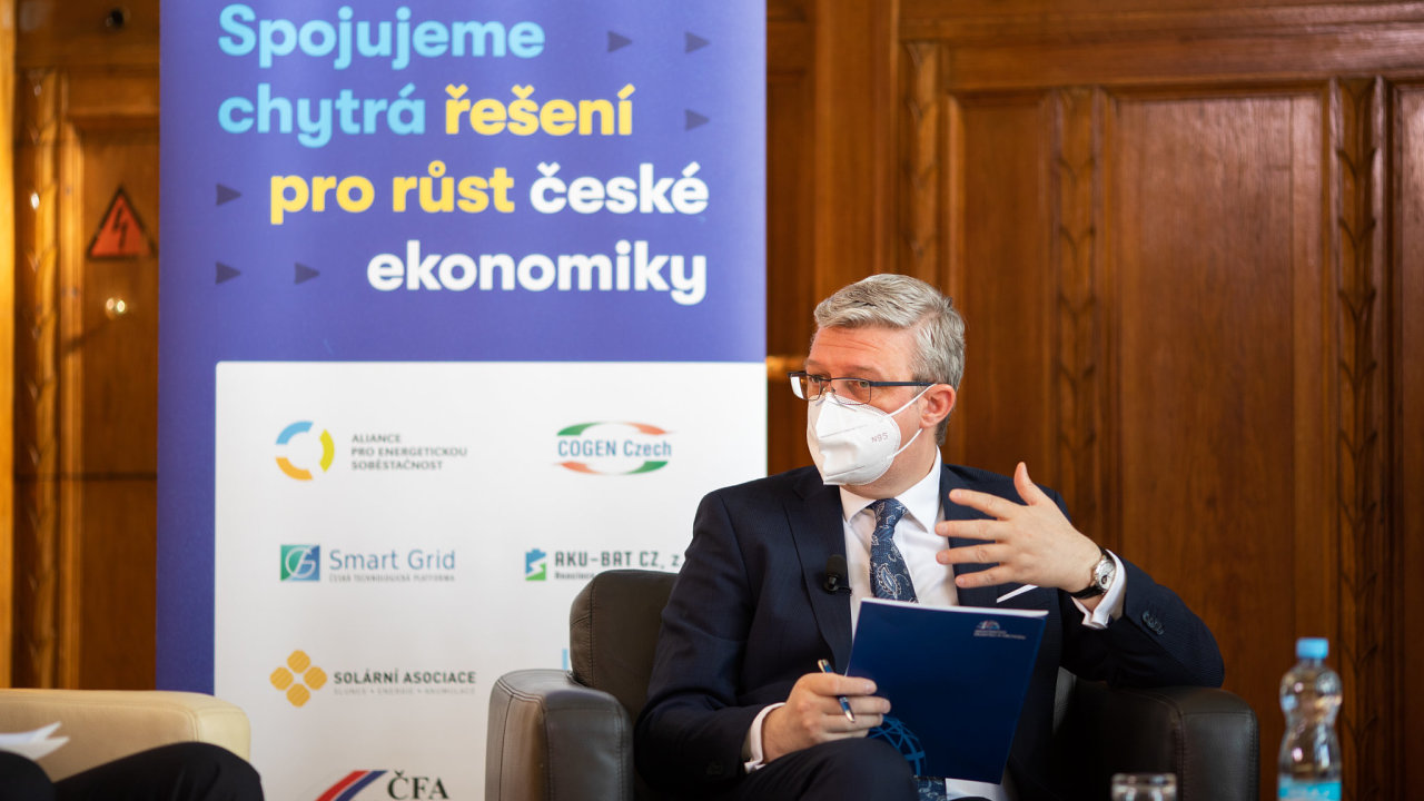 V debatì Promìna èeské energetiky vystoupili politici i odborníci a zástupci energetických svazù, mezi jinými i ministr prùmyslu a obchodu a ministr dopravy Karel Havlíèek.