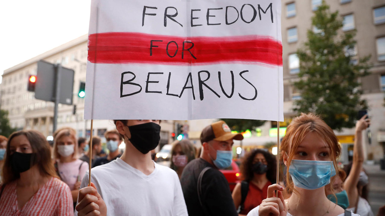 Demonstrace proti bìloruskému prezidentovi Alexandru Lukašenkovi probíhají i ve Varšavì. Do Polska pøed represemi jeho režimu utekly tisíce Bìlorusù.