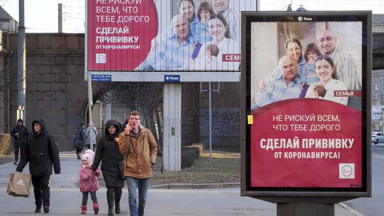 Reklamní kampaò propagující oèkování proti covidu-19. Neriskujte všechno, co je vám drahé. Nechte se oèkovat proti koronaviru, hlásají nápisy v ruském Petrohradu.