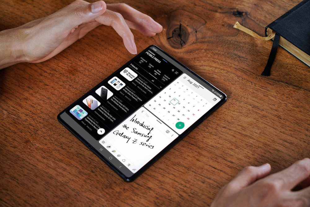 Velkorysý displej si u modelu Galaxy Z Fold3 5G můžete rozdělit až na tři okna.
