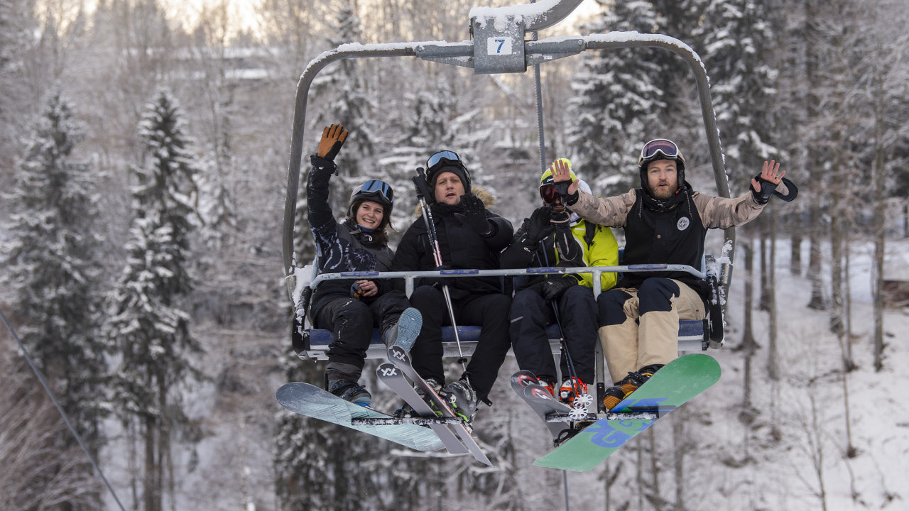 Lyžaøi a snowboardisté na lanovce ve Špindlerovì Mlýnì.