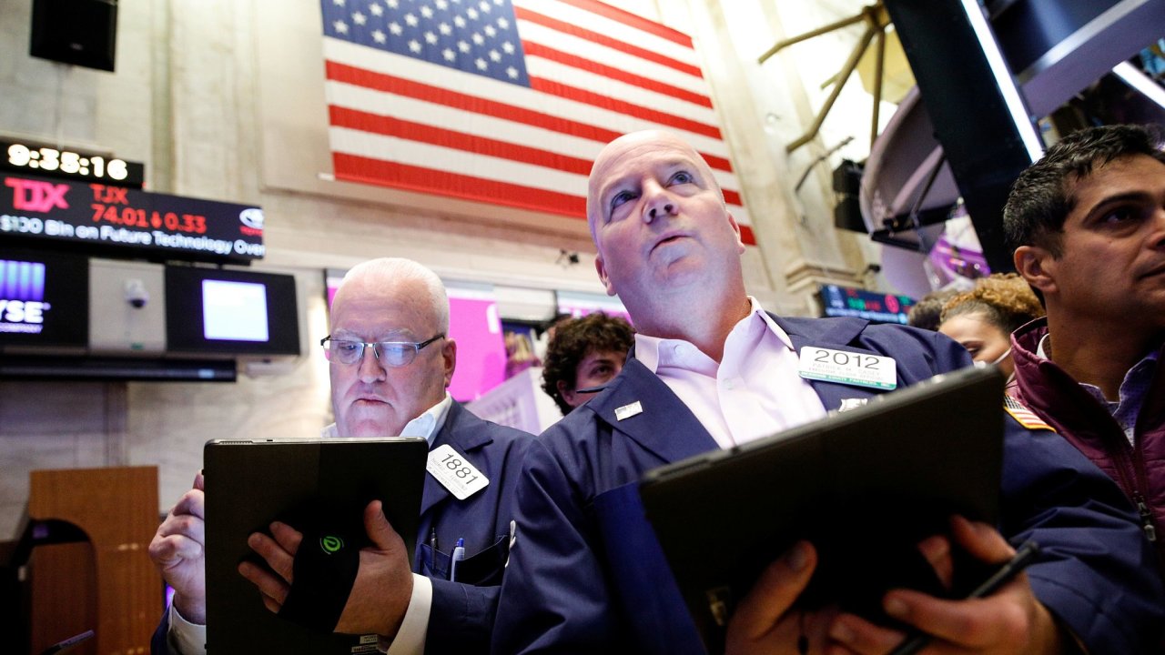 Americk akciov trhy zaily v lednu divok pdy a obraty. Parket newyorsk akciov burzy NYSE.