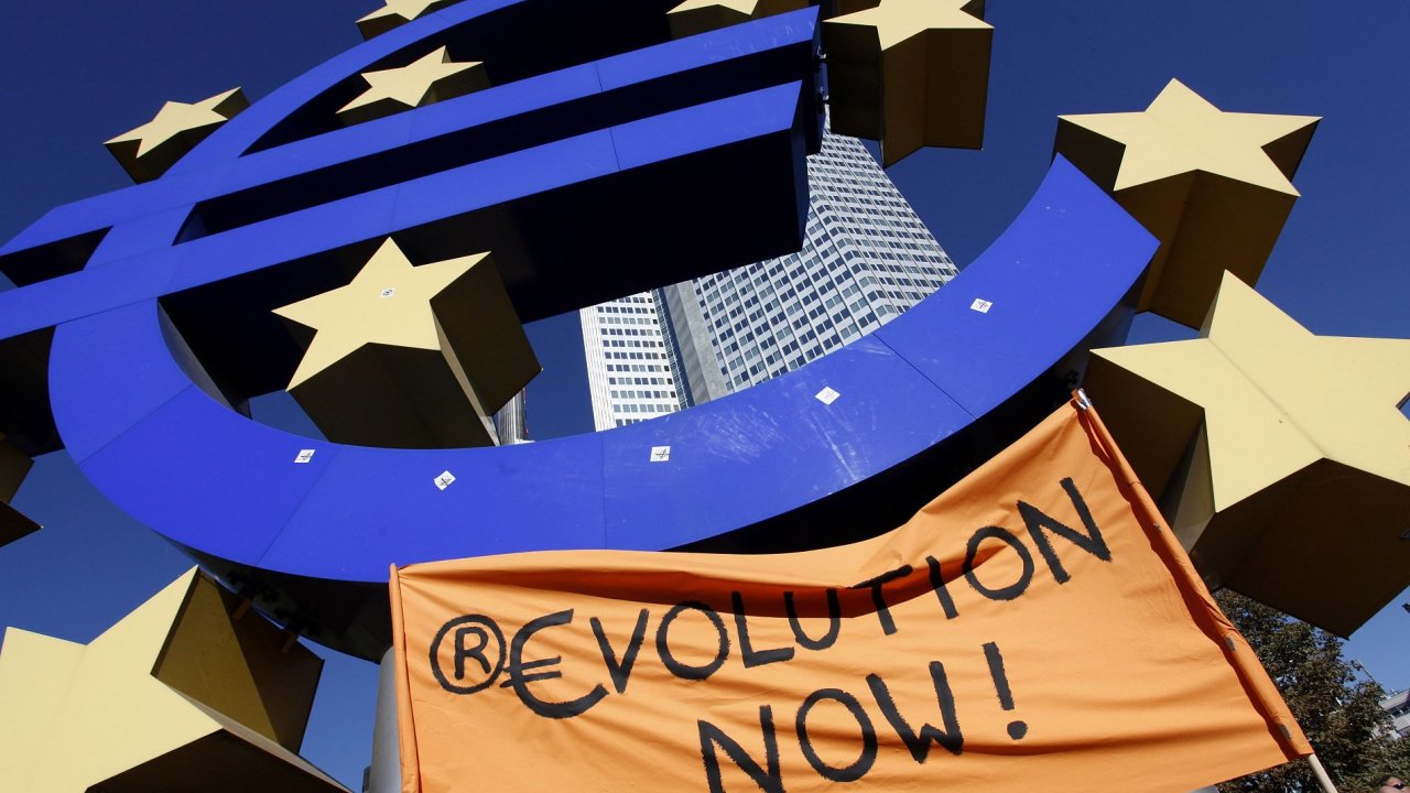 Ilustran foto - Banka, sdlo ECB, protestn transparent 