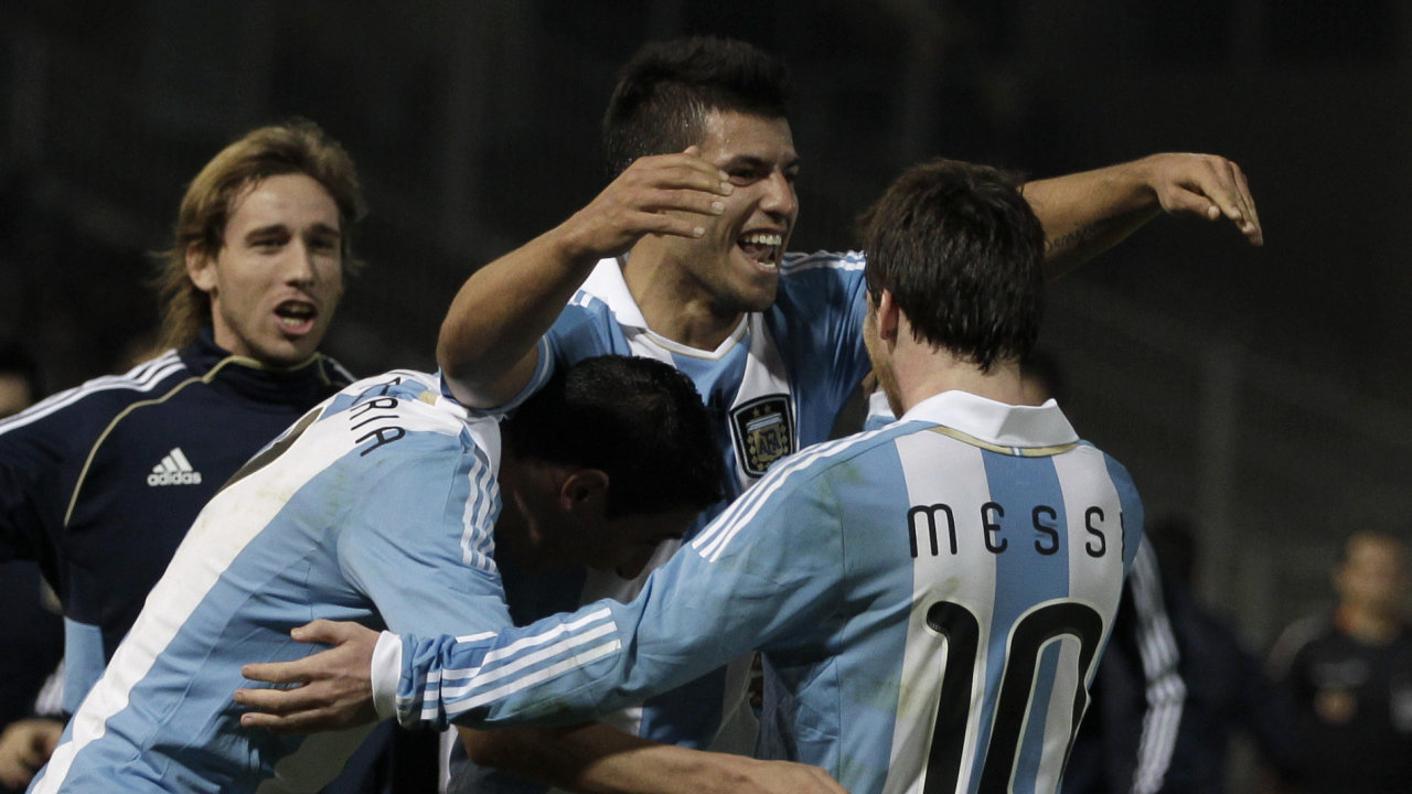 Lionel Messi se raduje se spoluhri.