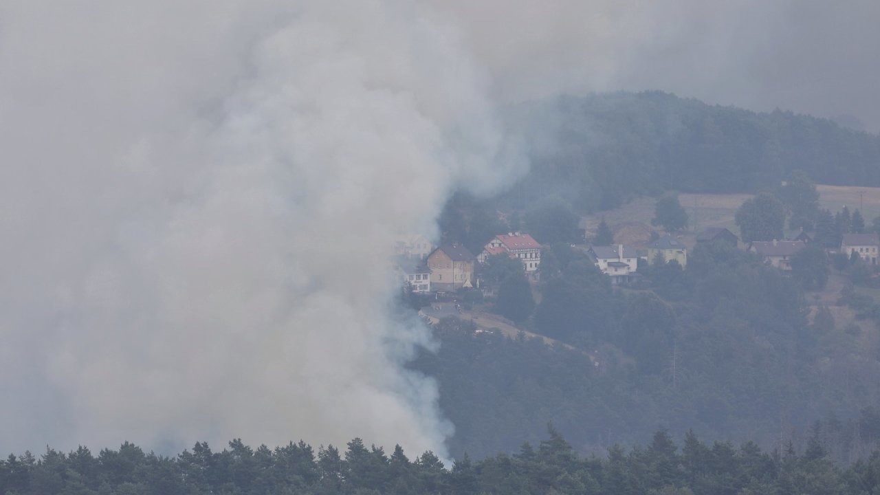 Aktuální situace požáru z Janovské rozhledny. Pohled na obec Meznou, v které hoøí již nìkolik dómù.