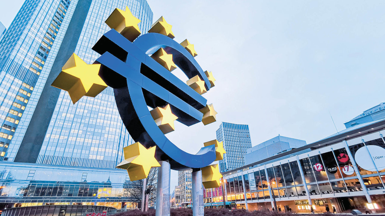 Evropské centrální bance by se nyní digitální euro hodilo. Mohla by stahovat peníze a tlaèit tak na nižší inflaci bez zvýšení sazeb.