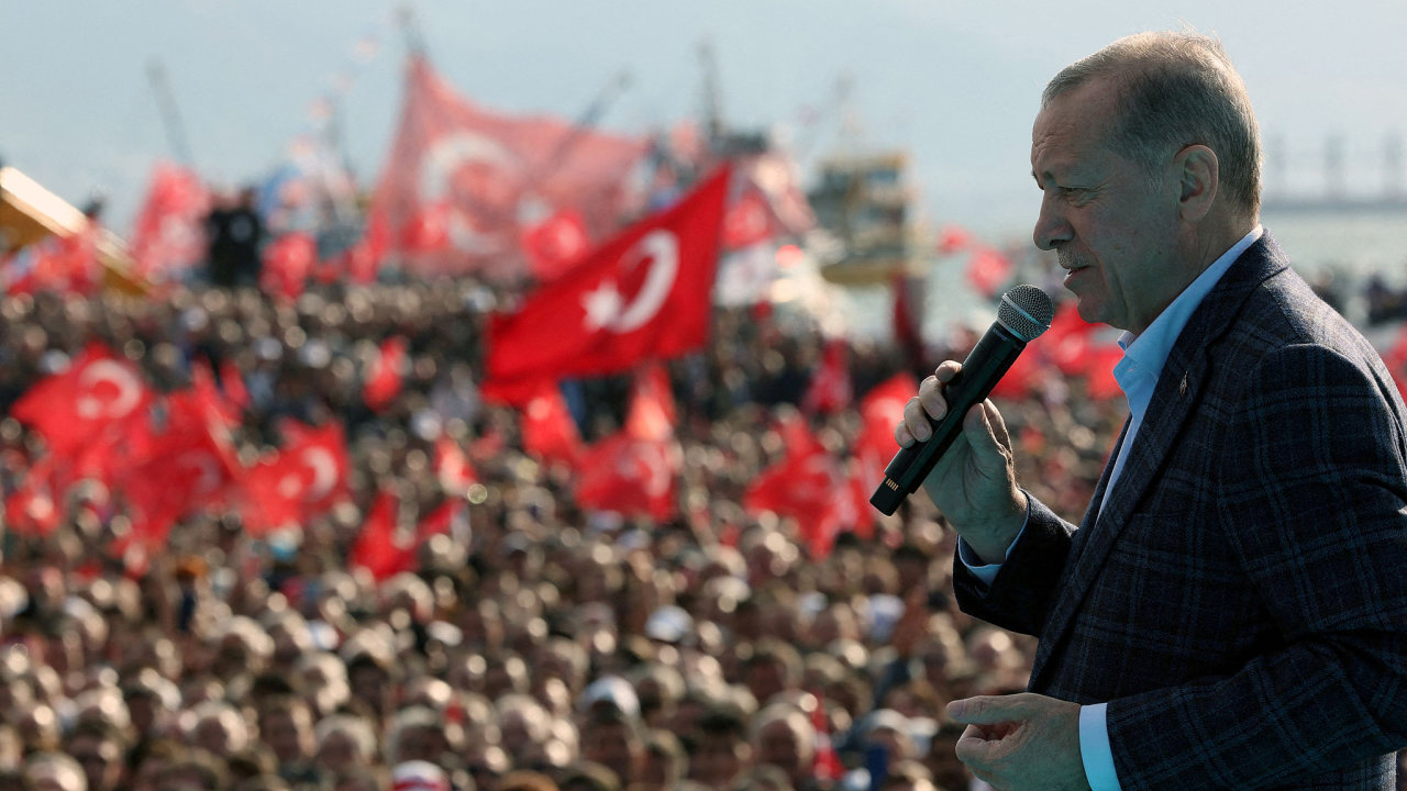 Tureck prezident Recep Tayyip Erdogan promlouv ke svm pznivcm bhem shromdn ped prezidentskmi a parlamentnmi volbami v tureckm Izmiru 29. dubna 2023.