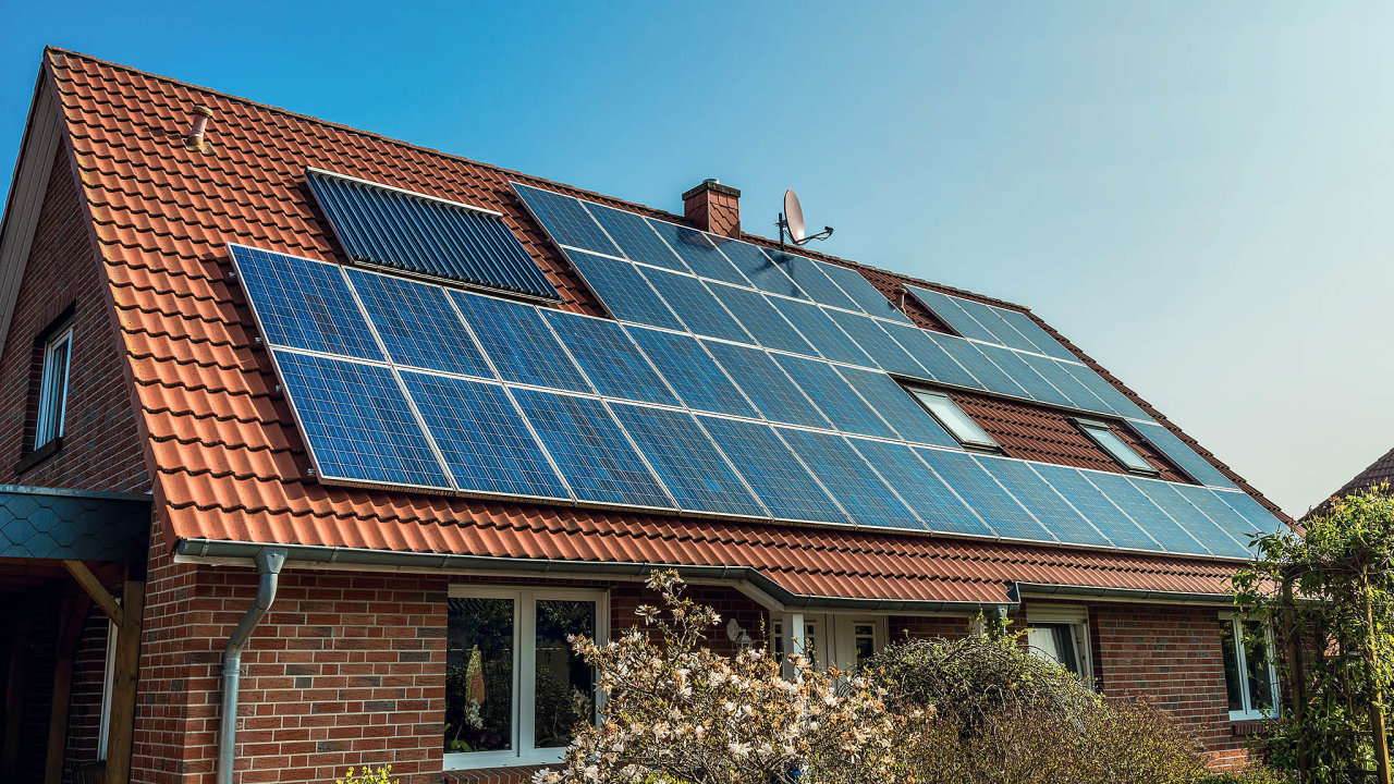 Hotovo  Poten investice do fotovoltaiky na rodinnm dom se pohybuje v du stovek tisc korun.