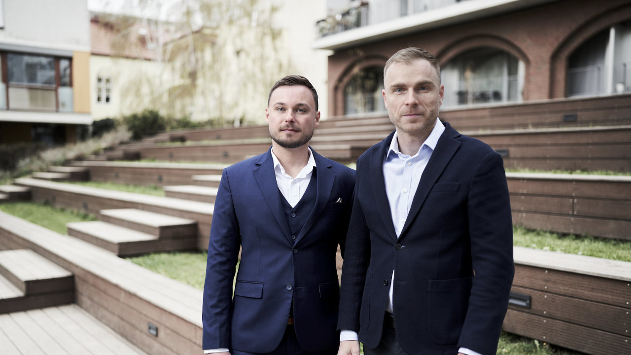 Komer�n� �l�nek