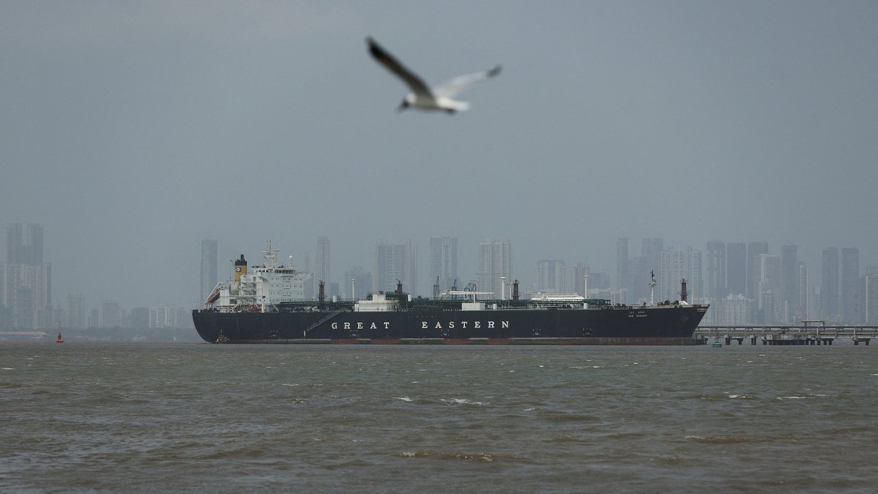 Hormuzsk�m pr�livem b�n� proch�z� p�ibli�n� p�tina sv�tov�ch z�sob ropy a zhruba t�etina zkapaln�n�ho zemn�ho plynu.